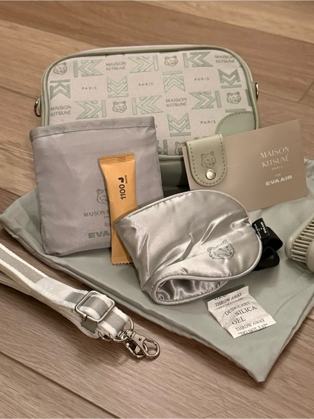 MAISON KITSUNÉ X EVA Air Royal Laurel Class business class amenity kit